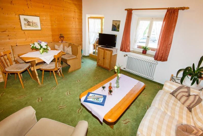 Cafe Chiemgau Und Gaestehaus Ruhpolding Exterior photo